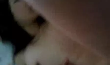 Tetangga memberi makan Emily tudung comel bogel Willis di sofa.