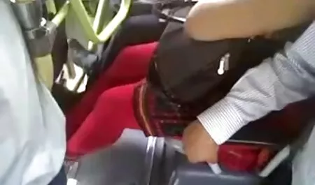Seorang wanita cerita lucah tudung labuh dengan seorang pria kulit putih.