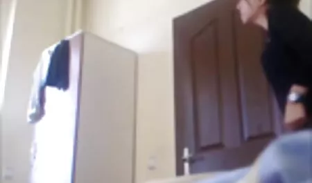 Push ayam ke dalam tudung tonggek mulutnya.