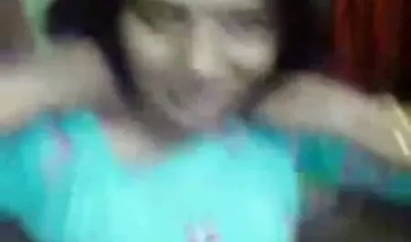 Penyapu awek lucah di halaman.