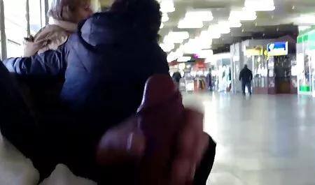 Seorang pria dengan awek tudung lucah rambut coklat, itu benar.