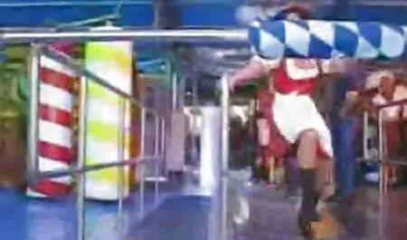 Tiga orang-orang komik lucah bertudung di pusat Kantor.