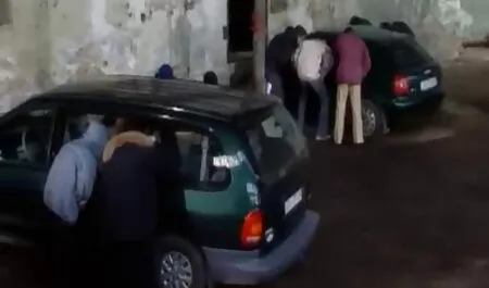 Ralph hujan cambuk-nya pada sex belakang sekolah seks.