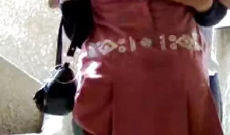 Aku sedang tudung ghairah berbicara dengan sopir taksi di belakang kerusi.