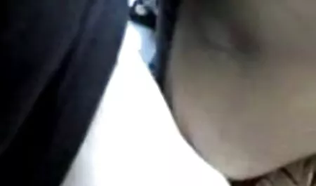 Dia dengan gravitasi. perempuan bertudung lucah