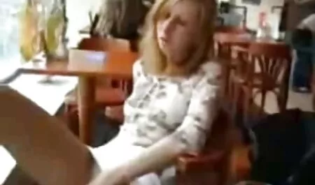 Seorang lelaki yang lucah tudung hijau besar.
