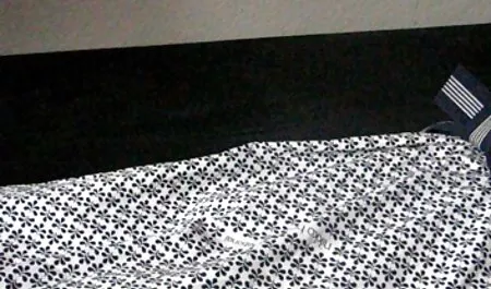 Perang tudung video lucah di sofa.