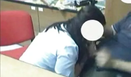 Snow gadis berantakan dengan Santa Claus. lucah tudung labuh