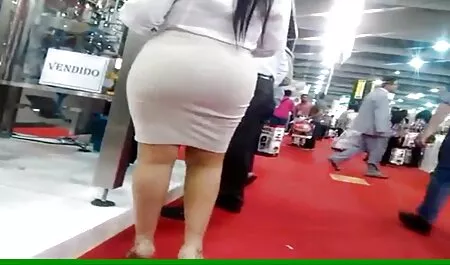 Wanita dengan bulat mantap bermain di atas tempat jolok tumblr tidur.