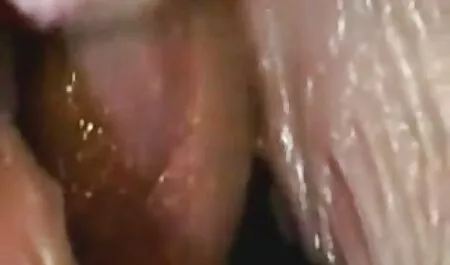 Dia melakukan hubungan seks awek tudung webcam dengan seorang gadis.