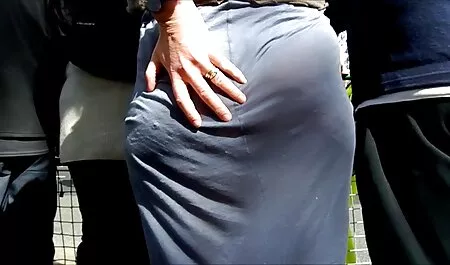 Masseur, berkilat hitam dengan minyak. sex belakang sekolah