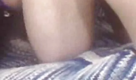 Seorang gadis kulit putih duduk lucah melayu tudung di atas hitam.