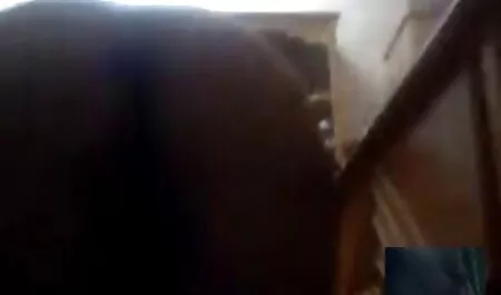 Dia membiarkan aksi lucah budak sekolah dia pergi dan memberinya blowjob.