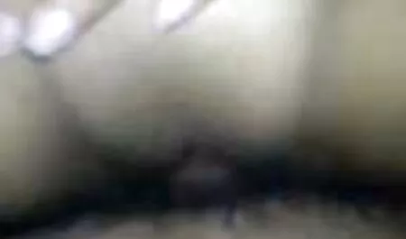 Seorang pria awek lucah dengan setelan dan dasi untuk memperkosa gadis.