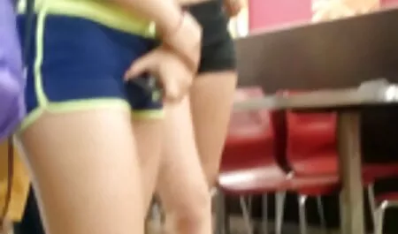 Pyshechka akan tudung labuh lucah menjadi seks di pantat dan di antara tits.