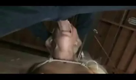 Istri rambut merah hitam orang-orang menyelinap di bawah pengawasan suaminya. video lucah melayu tudung