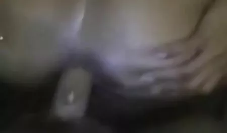 Sperma yang datang dari tudung video lucah Alexis Adams.