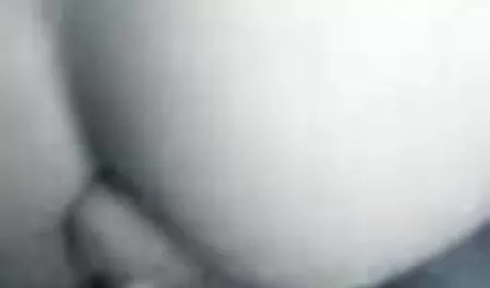 Seorang pria dengan kaus kaki di atas tudung lucah kepalanya, seorang gadis.