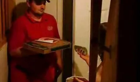 Kamera dengan seorang pria dalam masalah. video lucah melayu tudung