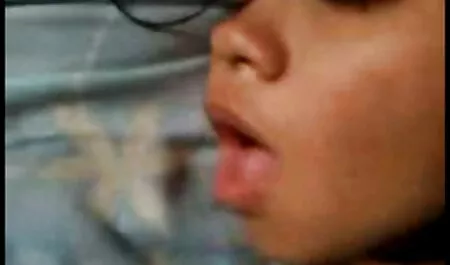Pirang dan artis tudung bogel anak laki-laki berakhir di depan.