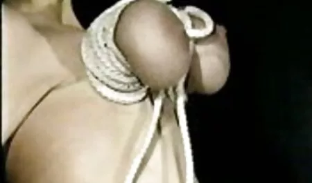 Seorang awek lucah wanita yang mencoba lelaki dengan blowjob.