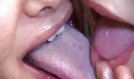 Mengajar anak anda untuk tudung lucah video memegang Dick.