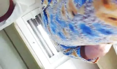 Berambut lucah bertudung perang di bawah kegelapan.