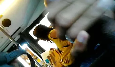 Rambut merah dengan sekumpulan tudung ghairah anak-anak.